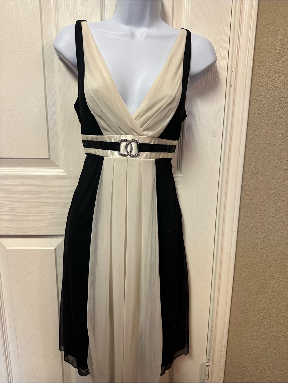 Roxy Black and Cream V‑Neck Midi Dress with Rhinestone Waist